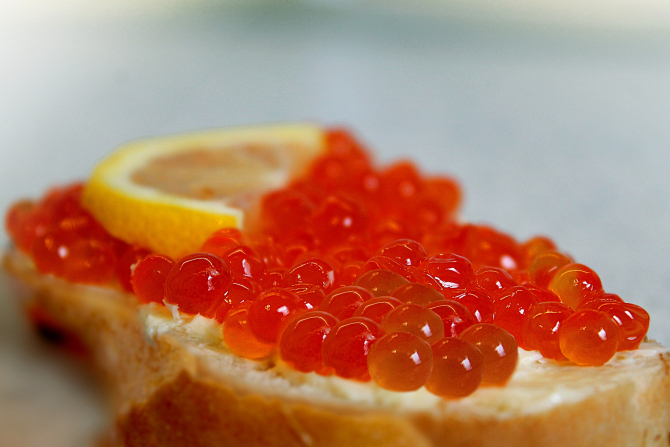 Preţul caviarului roşu a atins un maxim istoric în Rusia, odată cu apropierea sărbătorilor