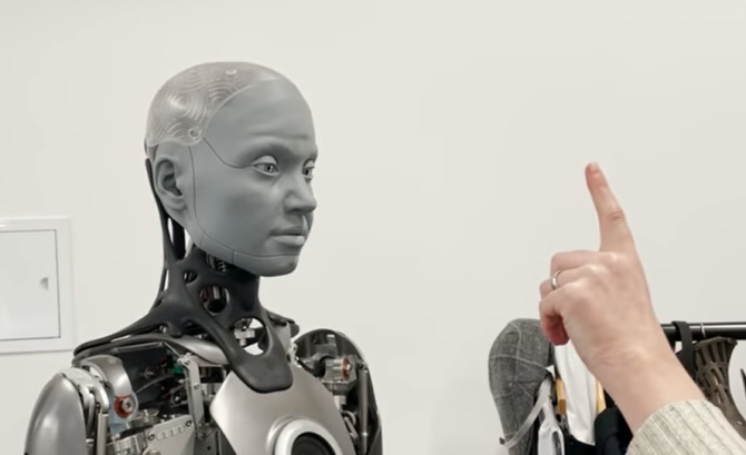 Robot comparat cu "Terminator" pentru reacția la un om care îi invadează spațiul personal