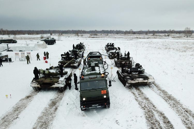 Rușii masează tancuri la granița de sud
