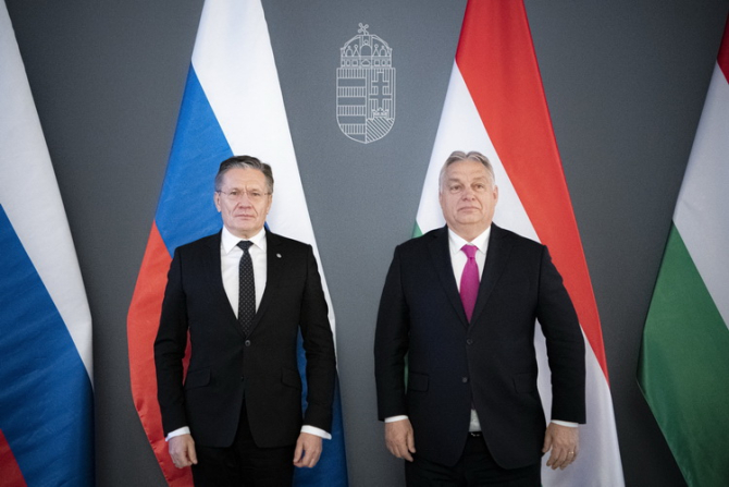 Viktor Orban (D) și Alexey Likhachev (S)