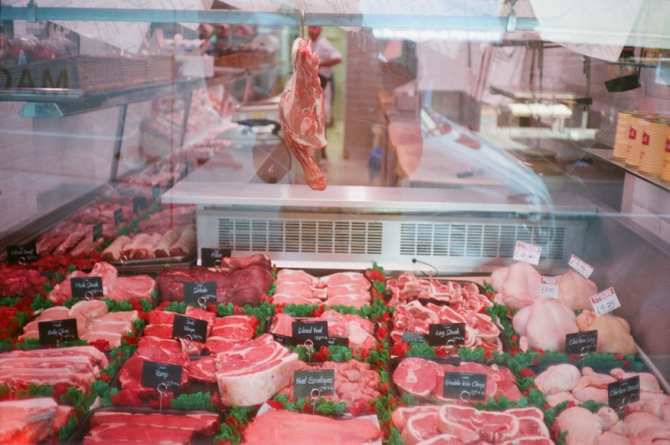 ANPC: 2,8 tone de carne oprite definitiv de la comercializare, la furnizorii restaurantelor din Piaţa Alba Iulia