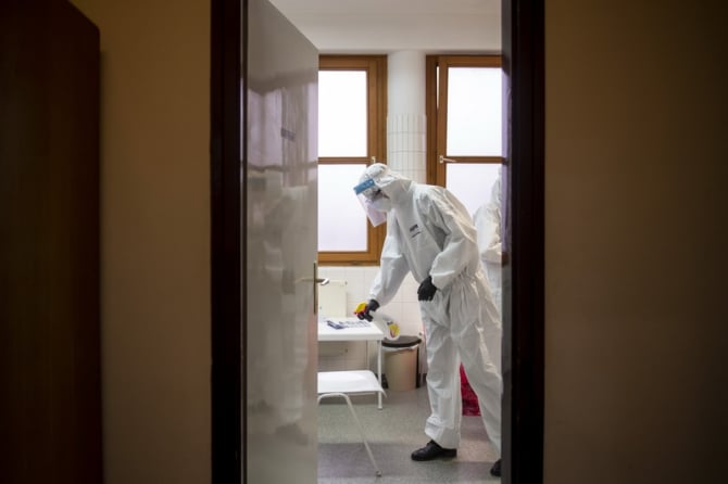 Experții spun că pandemia nu mai dureză mult