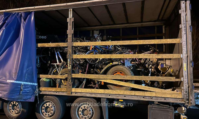 Fier vechi şi biciclete stricate, descoperite într-un camion