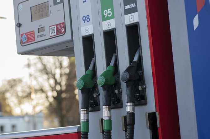 Statul compensează prețul combustibililor