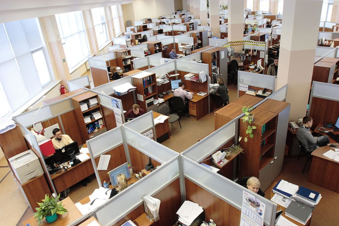 Sondaj: 40% dintre angajaţi ar pleca din companie dacă li s-ar cere să lucreze preponderent de la birou