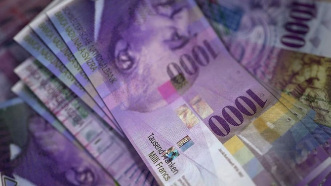 Oamenii caută valutele țărilor mai puțin afectate