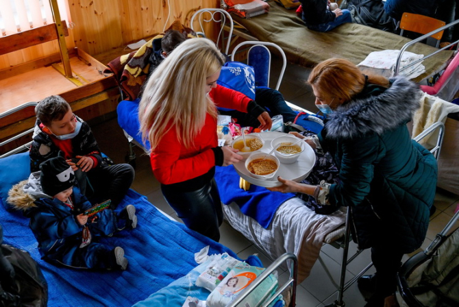 Numărul ucrainenilor refugiați începe să scadă la granița românescă / Foto: MTI