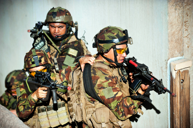 Civilii ucraineni sunt antrenați de specialiști militari