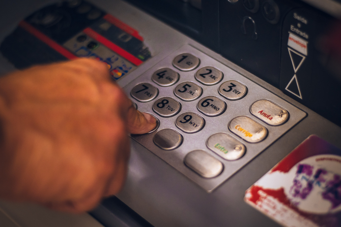 Rușii au golit bancomatele din Finlanda. O companie de ATM-uri a interzis retragerile de bani cu un card foarte popular în Rusia . Foto: Pexels.com