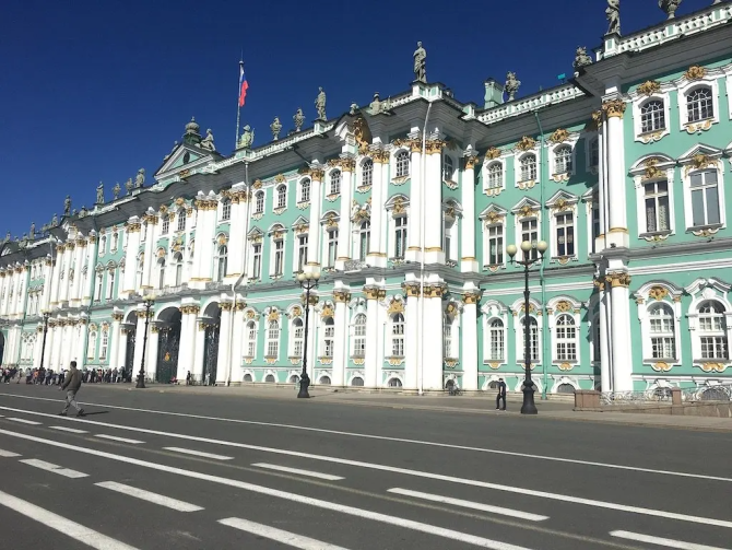 Unele aparținea faimosului muzeu Ermitaj, rămas acum fără vizitatori străini