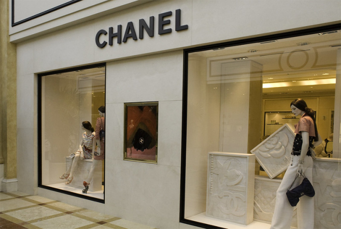 Chanel aplică la literă sancțiunile UE