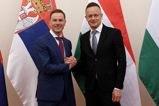 Sinisa Mali, ministrul sârb al Finanțelor, și Peter Szijjarto, ministrul de Externe al Ungariei