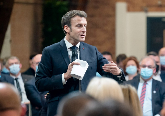 Emmanuel Macron cere consolidarea industriei europene de apărare şi o reevaluare a cheltuielilor militare franceze