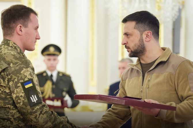 Președintele Zelenski îi decorează pe soldații ucraineni