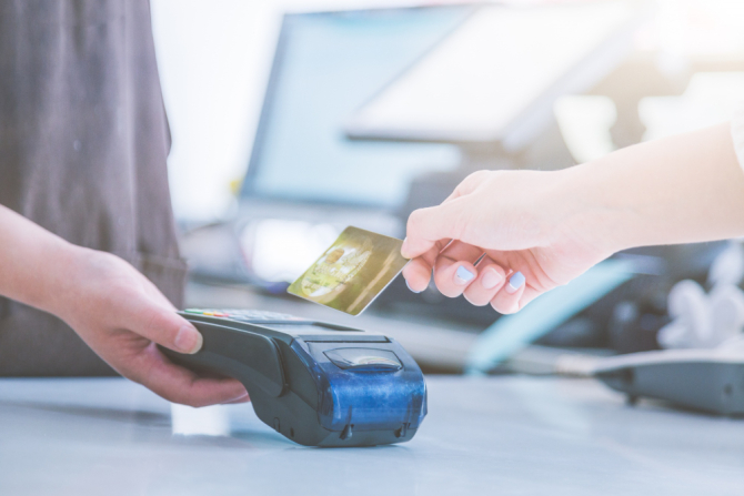 ANAF recomandă plățile cu cardul la cumpărături