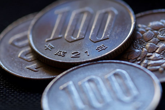 Moneda japoneză pusă la grea încercare
