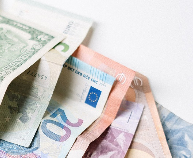 Euro valorează mai puţin de un dolar, pentru prima dată după 2002 / FOTO: Pexels