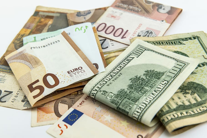 Dolarul american, mai scump decât moneda europeană