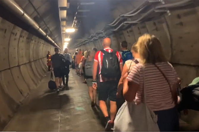 Pasagerii au plecat pe jos ptrint-un tunel de urgență