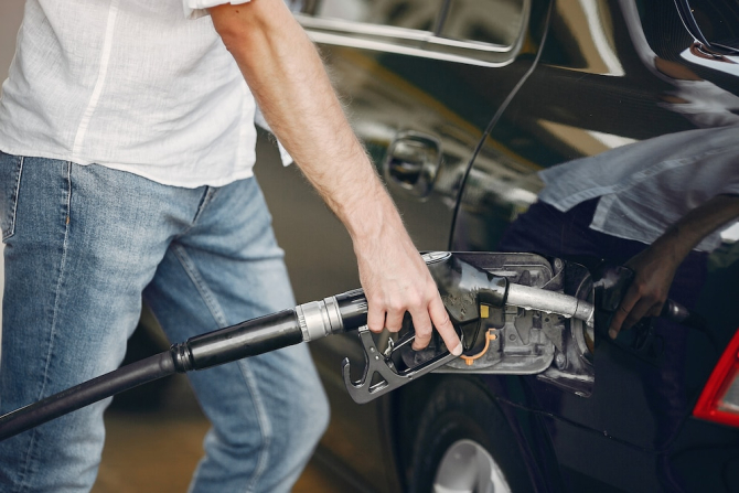 Prețul benzinei crește ușor la pompă