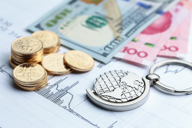 Euro și dolarul au ajuns aprape de paritate