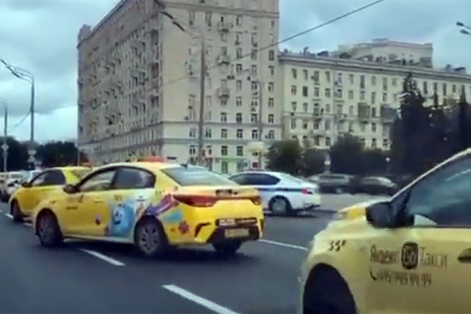 Centrul Moscovei a fost blocat de taxiurile Yandex