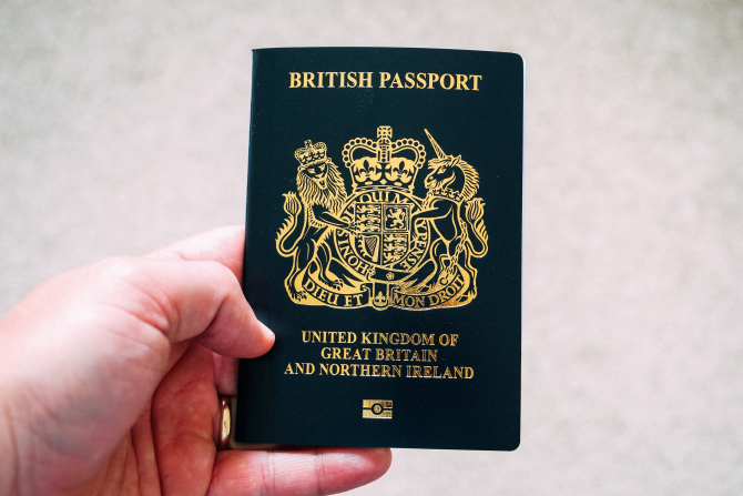 Se schimbă banii și pașapoartele în Marea Britanie