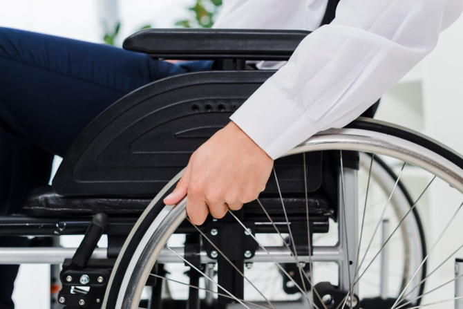 Persoanele cu handicap vor putea beneficia anual de şase tichete valorice