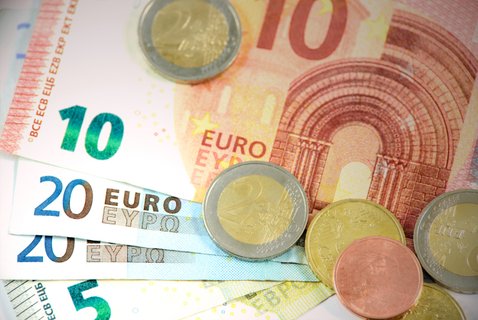 Leul s-a apreciat în raport cu euro, dar a scăzut faţă de dolarul american