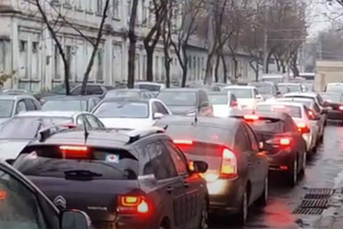 Traficul este dat peste cap în Chișinău
