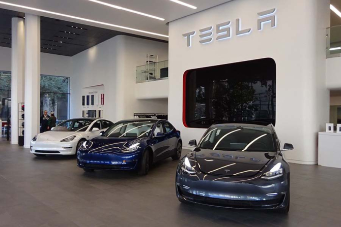 Tesla recheamă peste 80 de mii de autovehicule