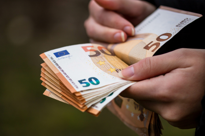 Italia: Guvernul a decis să majoreze din 2023 plafonul pentru plăţile care pot fi efectuate în numerar