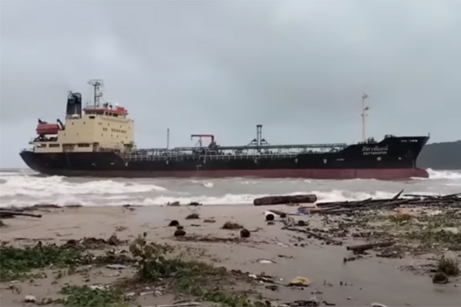 Petrolierul eșuat pe plaja Samila din Tailanda