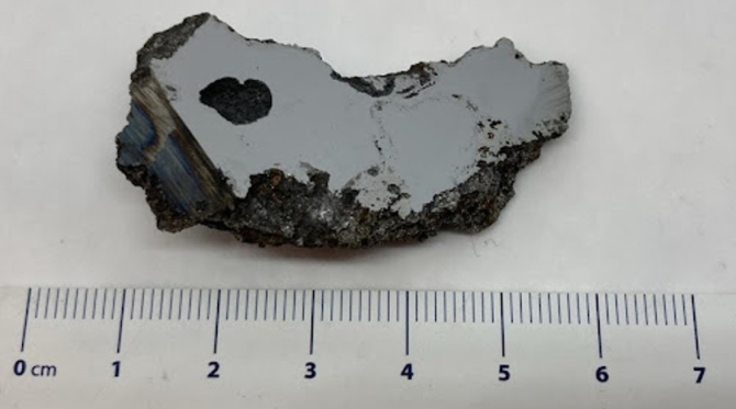 Fragmentul de meteorit primit de Universitatea Algerta