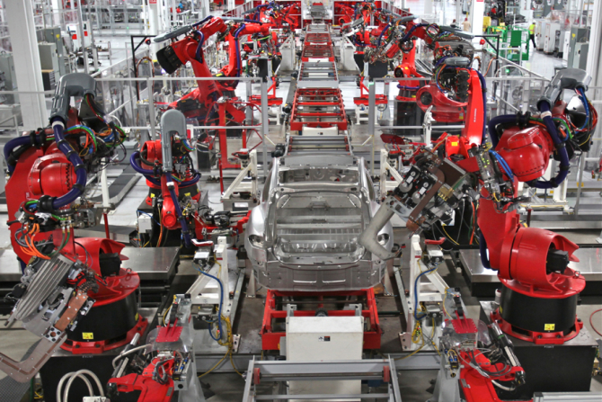 Linie de asamblare dintr-o uzină Tesla / Foto: Steve Jurvetson / Flickr 