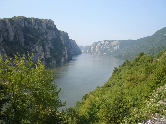 În România, o mare parte din cursul Dunării este declarată zonă protejată pentru că este sălbatică și, prin urmare, se impun anumite reguli