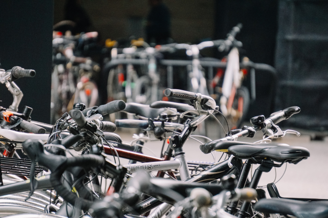 Dacă alții construiesc parcări auto, la Amsterdam bicicletele sunt o problemă