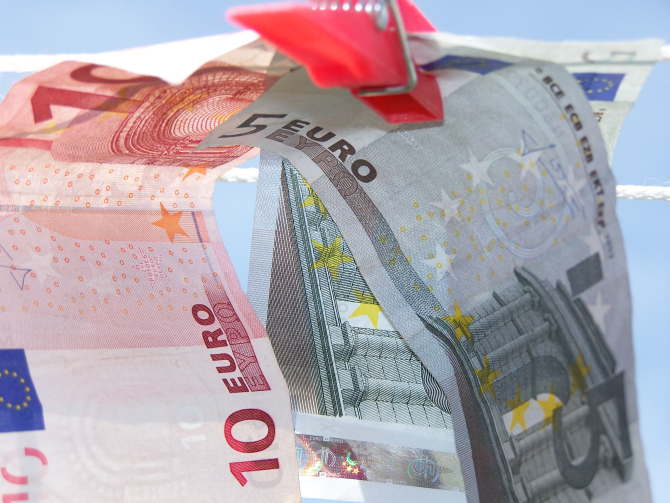 Moneda națională s-a înclinat în fața euro și a dolarului