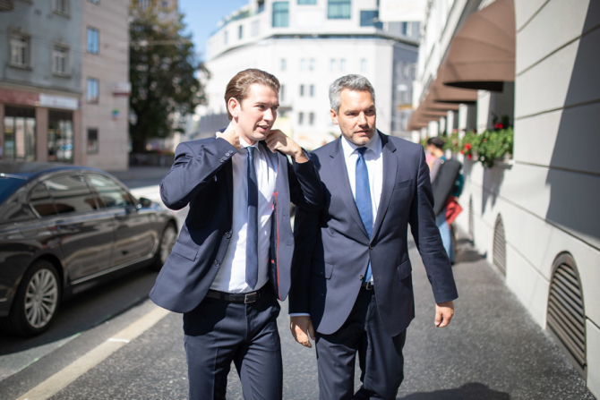 Sebastian Kurz, fostul cancelar al Austriei, care și-a dat demisia din cauza acuzațiilor de corupție și  Karl Nehammer, actualul cancelar care se confruntă cu aceleași probleme de corupție / Foto: EPP / Flickr