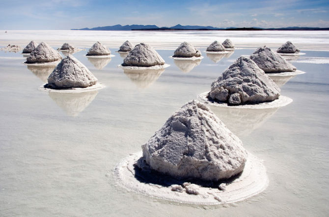 Depozite de carbonat de litiu în Salar de Uyuni, Bolivia / Foto: Luca Galuzzi / Wikipedia