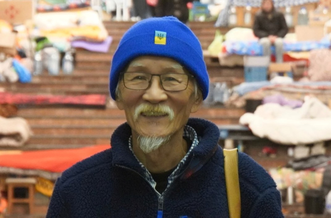 El este Fuminori Tsuchiko și are peste 70 de ani