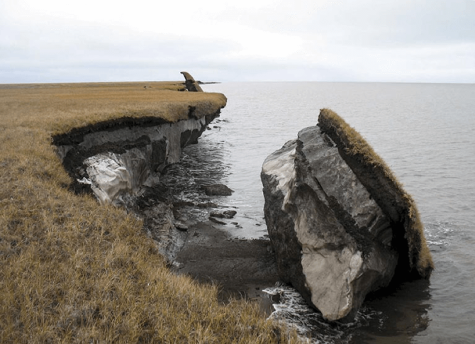O maer bucată de permafrost desprinsă și căzută în mare
