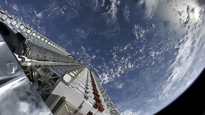 Noii sateliți miniaturali ai lui ELon Musk au început să pice din cer / Foto: SpaceX