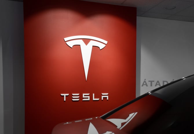 logo-ul Tesla