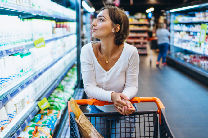Femeie la cumparaturi in supermarket