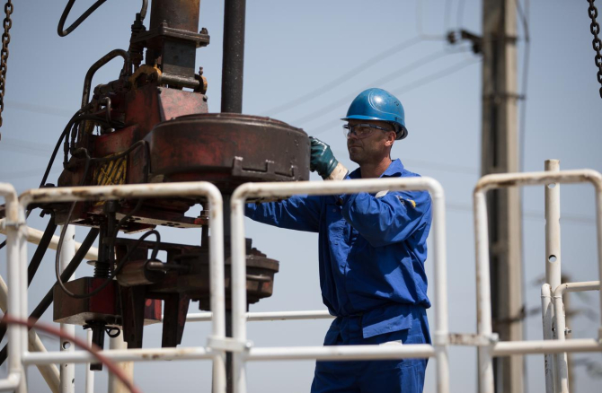 Lucrător pe o platformă petrolieră / FOTO: Petrom