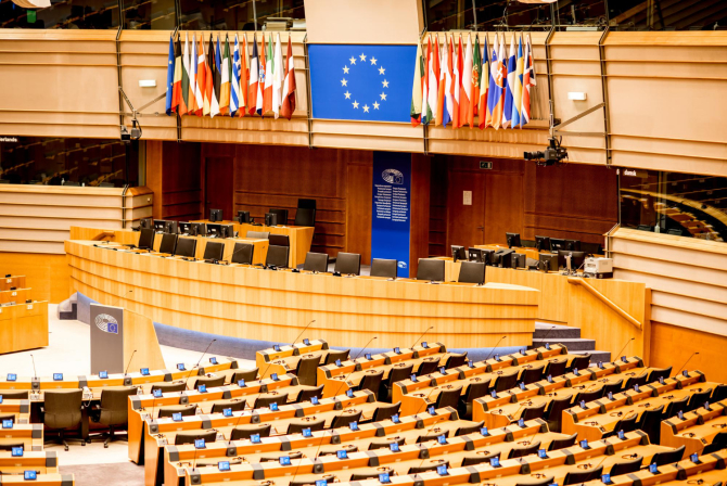 3. -imagine fara descriere- (interior-meeting-room-european-parliament-brussels-belgium_14420600.jpg)