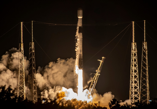 Una dintre lansările Space X / FOTO: https://www.facebook.com/spacextechnologies/photos_by