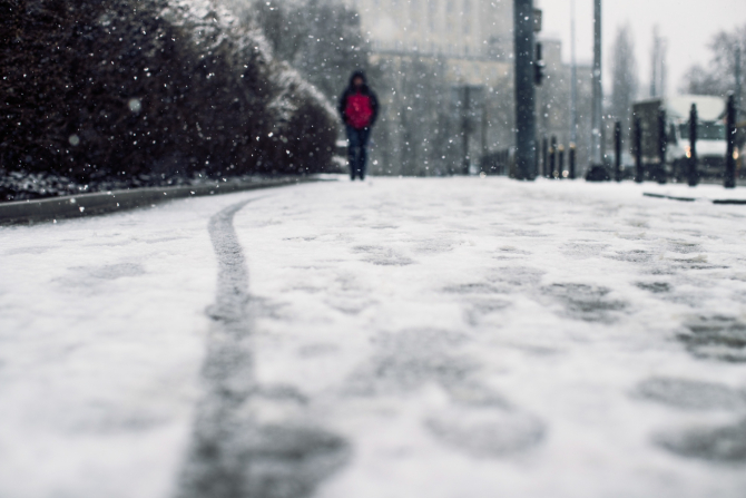 Zăpadă pe stradă / Foto: Freepik