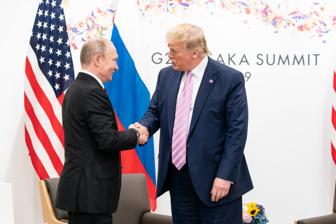 Vladimir Putin și Donald Trump în timpul summitului G20 din 2019